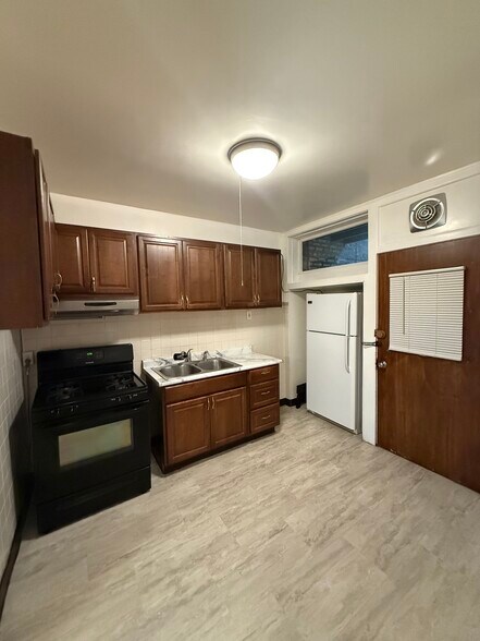 Building Photo - 4859 N Kenneth Ave