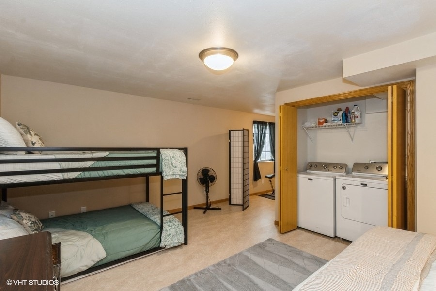 Lower Level Bunk Room - 2762 Irving Ave