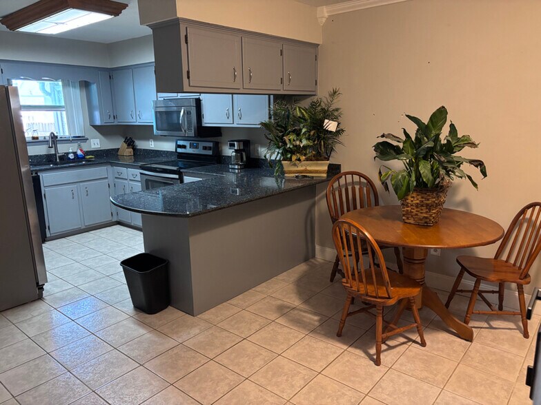 Building Photo - 1209 Capri Dr