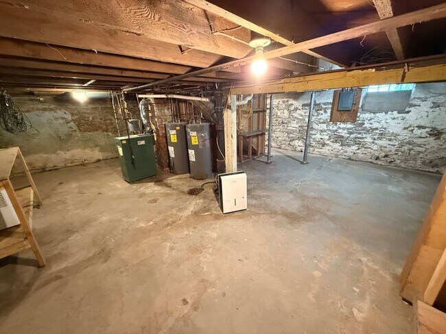 Building Photo - 916 1st St SE