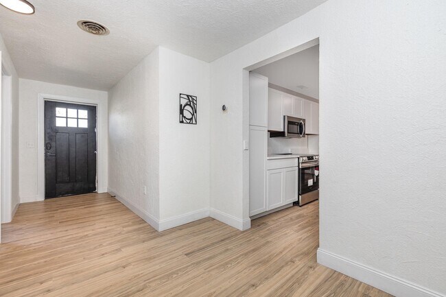 Building Photo - 733 Tarpon Ave