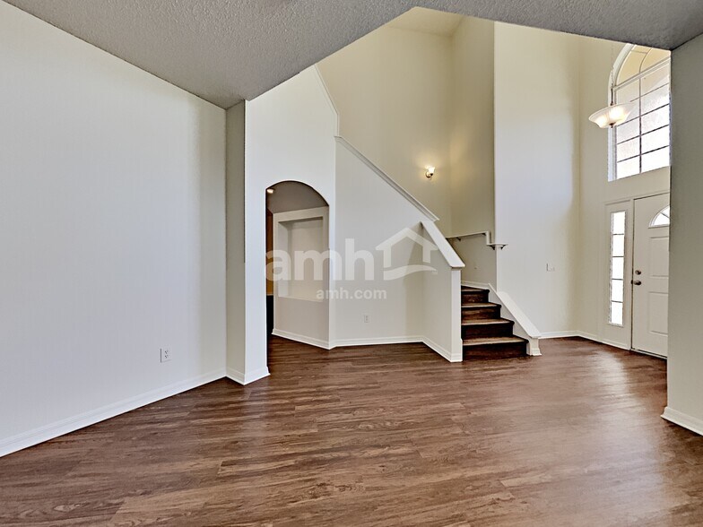 Building Photo - 1921 Darlin Cir