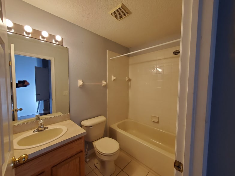 Building Photo - 8770 Christie Dr