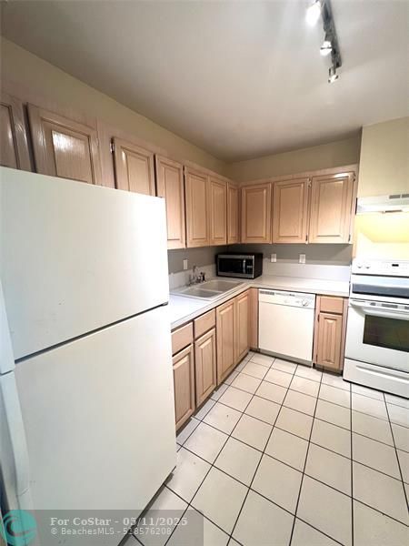 Primary Photo - 2221 NE 68th St