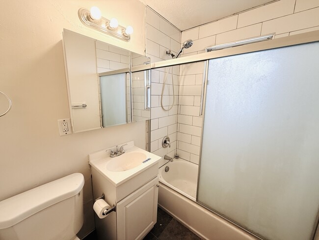 Building Photo - 709 Darling St