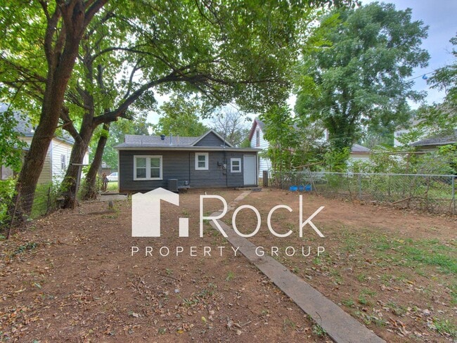 Building Photo - Updated Cozy 2 Bed 1 Bath Home in Guthrie ...