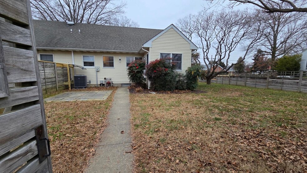 Building Photo - 712 N Washington St