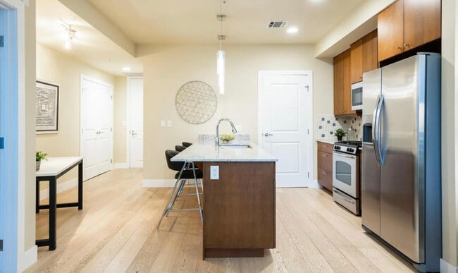 Building Photo - 2001 Lincoln St