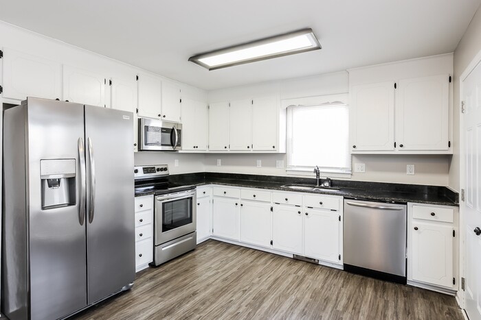 Building Photo - 207 Pinonwood Dr