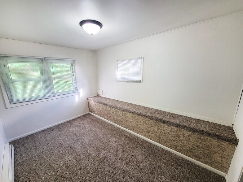 Building Photo - 503 6th St N