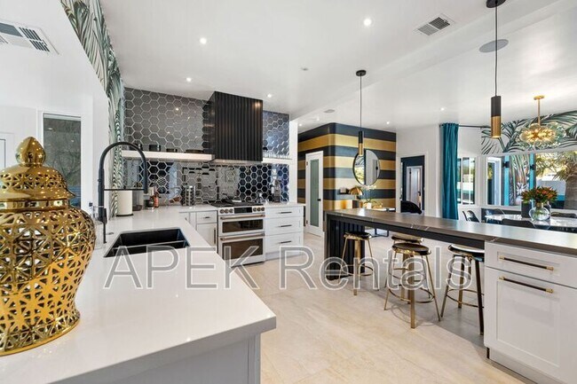 Building Photo - 2325 N Girasol Ave