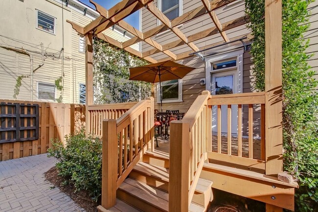 Building Photo - Furnsihed 3 bed 2.5 bath on 31st Street