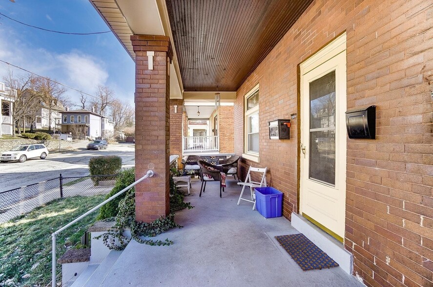 Building Photo - 985 Windsor St