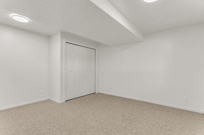 Building Photo - Spacious 5 Bed Kaysville Home with 3-Car Garage
