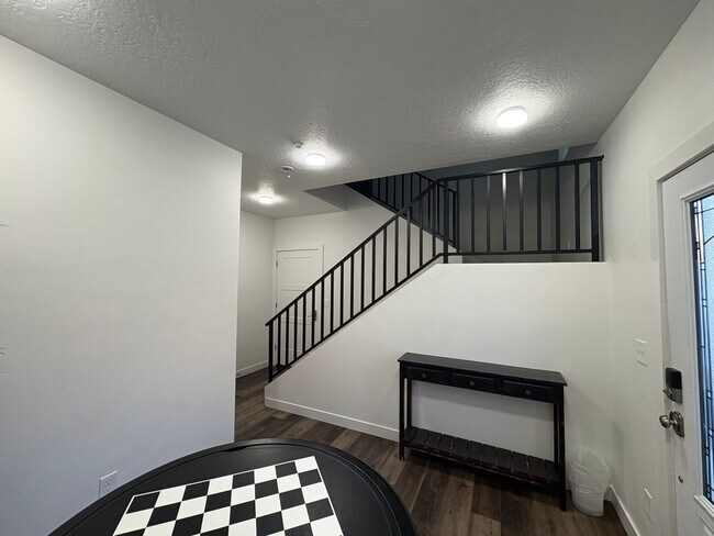 Building Photo - 380 Utah Ave