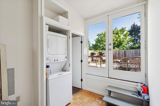 Building Photo - 3725 Lancaster Ave