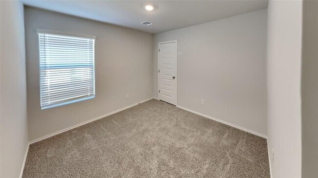 Building Photo - Large 4 Bedroom, 2 Bathroom Home in Shawnee Schools!