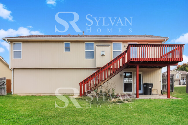 Building Photo - Spacious and inviting 3BR 2.5BA home is mo...