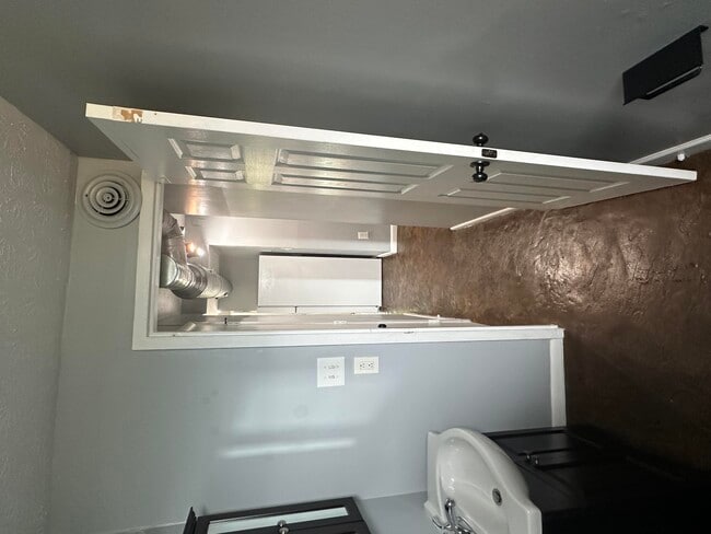 Building Photo - 702 Wilkinson Blvd