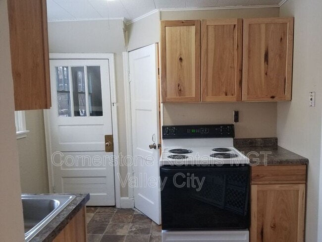 Building Photo - 233 8th Ave NE