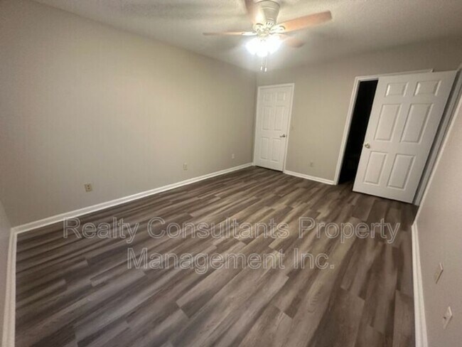 Building Photo - 800 Folly Ct