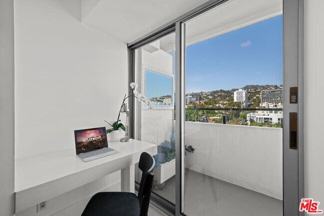 Building Photo - 838 N Doheny Dr