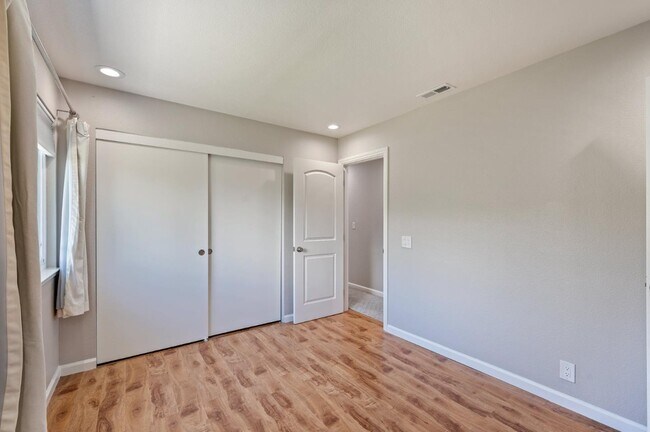 Building Photo - 3661 Slopeview Dr