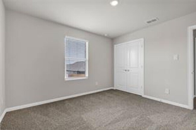 Building Photo - Spacious 3BR/2.5BA Home Near Parks, Dining & Community Pool