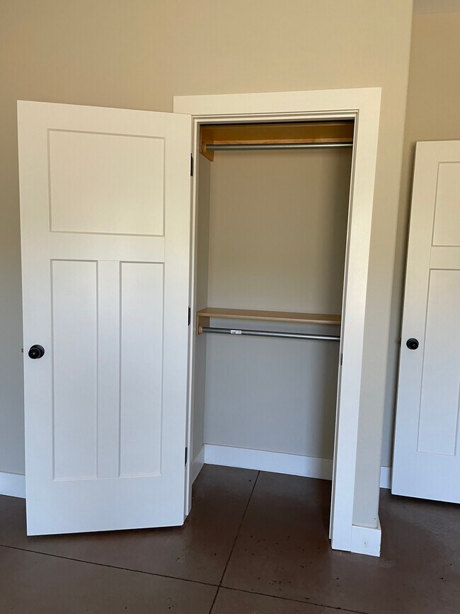 Building Photo - 4833 N Hillside Ct