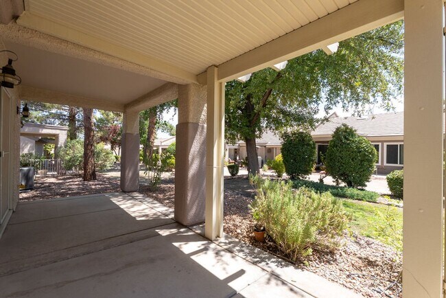 Building Photo - Beautiful 2 Bedroom Home Backing to Greenbelt