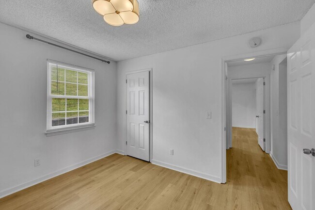 Building Photo - Spotless home in the most convenient locat...