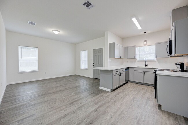 Building Photo - 1 Month FREE! Brand-New Duplex in Houston