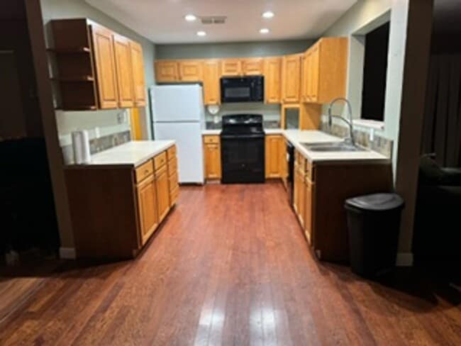 Building Photo - Spacious home