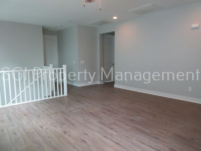Building Photo - Stunning home with pool ready for move in