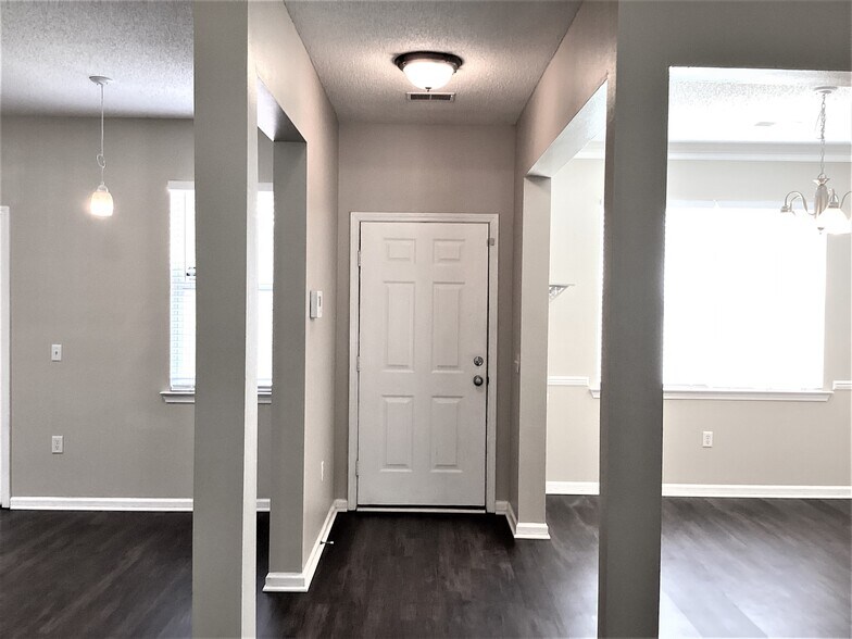 Building Photo - 305 Antigua Dr