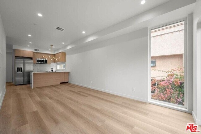 Building Photo - 2001 Vista Del Mar Ave