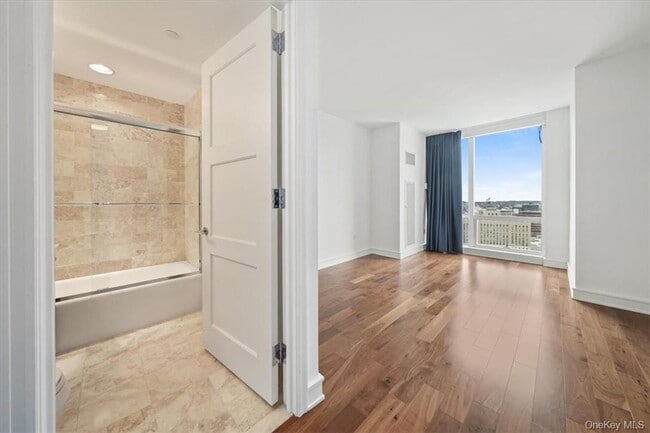 Building Photo - 5 Renaissance Square