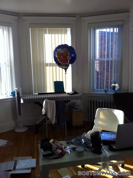 Building Photo - 121 Park Dr