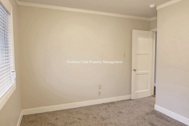 Building Photo - 2 Bed, 1 Bath Upper Unit
