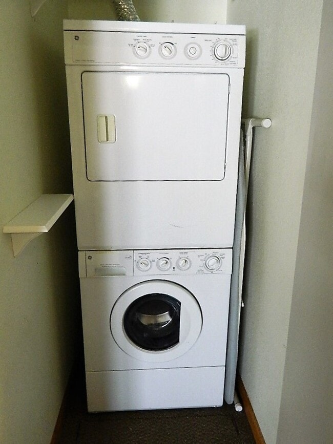 Building Photo - 559 Rainbow Vlg