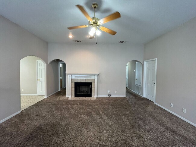 Building Photo - Available NOW  This home is centrally loca...