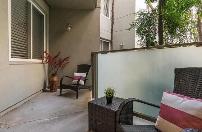 Building Photo - This condo has it all: location, style, an...