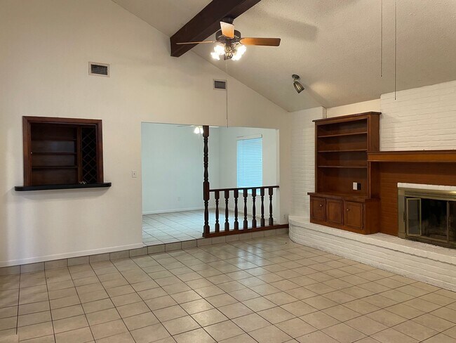 Building Photo - 3/2 Southside 1800 sqft, pet friendly, enc...