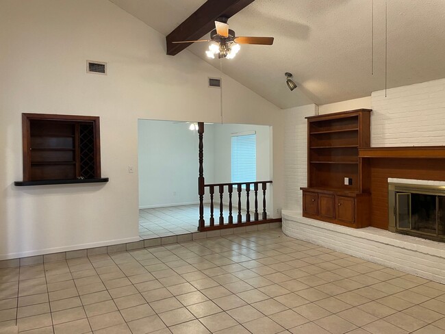 Building Photo - 3/2 Southside 1800 sqft, pet friendly, enclosed yard