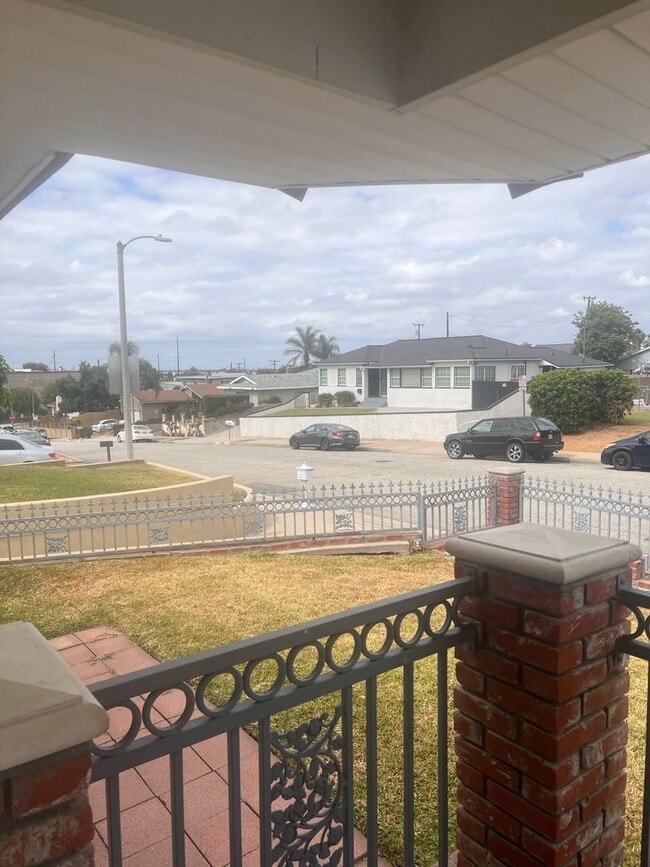 Building Photo - Beautiful 3 Bed / 2 Bath Home with Detached Bonus Space