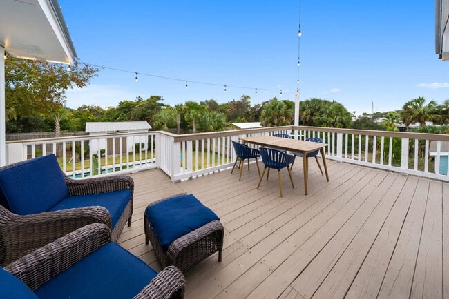 Building Photo - 501 Dolphin St