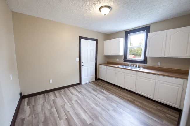 Building Photo - 3 Bedroom, 1 Bath Townhome, Basement