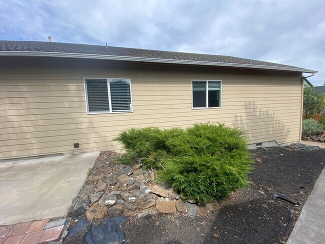 Building Photo - 3 Bedroom home in quiet neighborhood