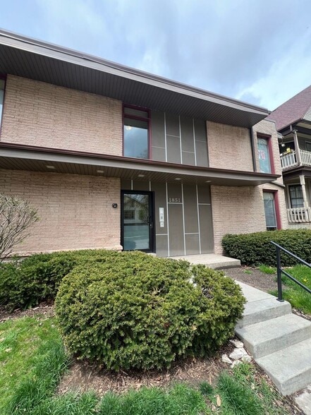 Primary Photo - 1851 N Oakland Ave