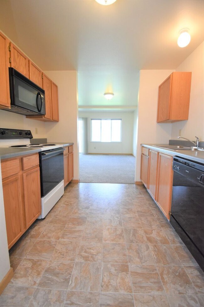 Building Photo - Nice Large 2 Bedroom 1 Bathroom Townhouse ...